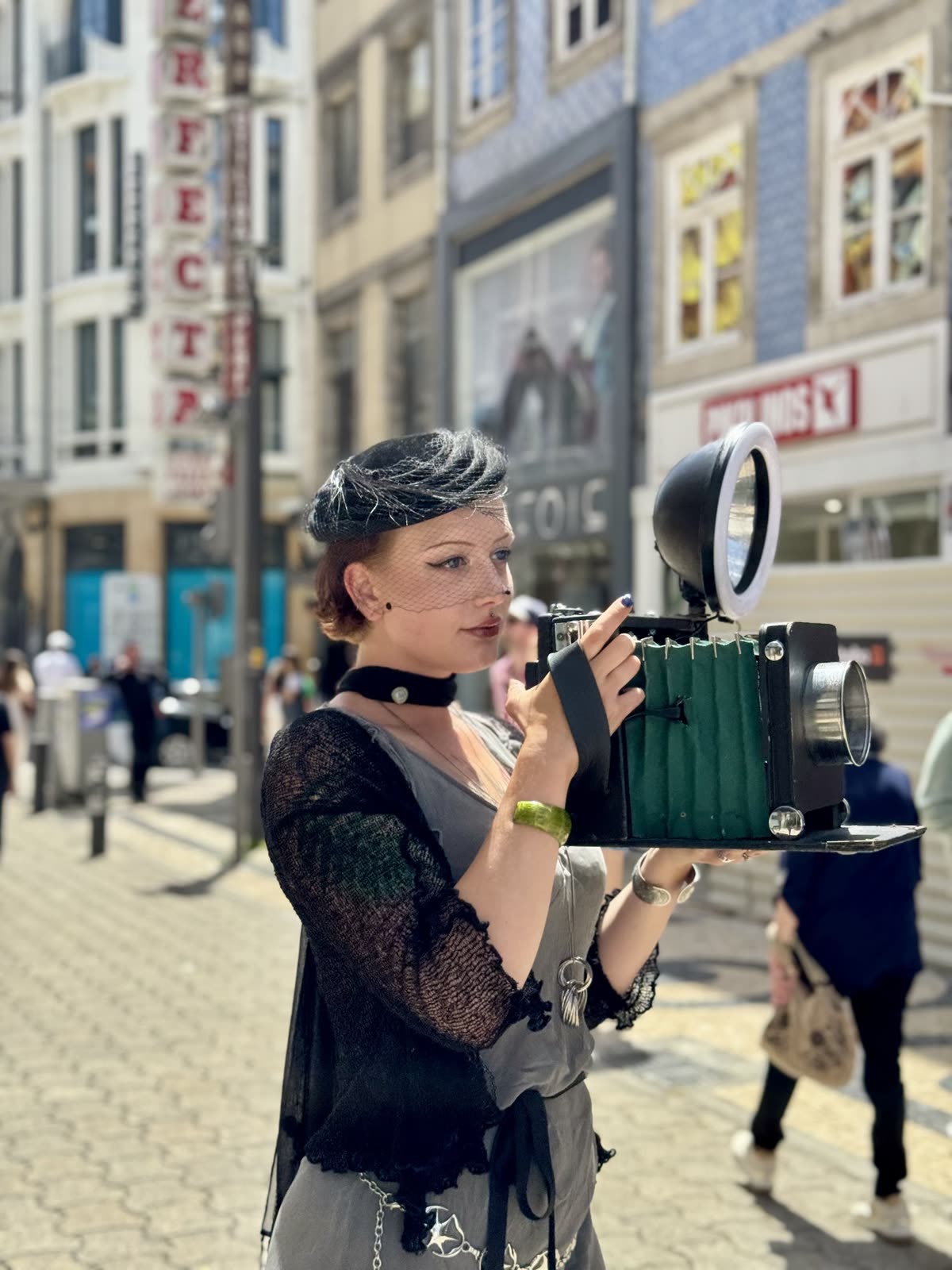 Фотограф The Old Press у ретро-образі знімає туристів на вулиці європейського міста